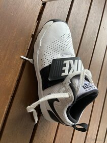 Basketballové boty Nike Hustele DS - velikost 31,5 - 7