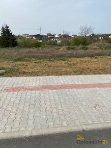 Prodej zasíťovaného rovinatého stavebního pozemku 851m2, Hře - 7