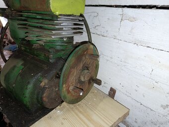 Starý masivní vzduchový kompresor - 7