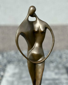 Moderní soška bronzová socha Líbající se pár - modern art - 7