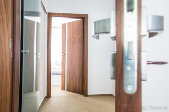 Pronájem moderního prostorného bytu 4+kk se zahradou u lesa - 7