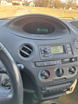 Toyota Yaris 1.0 - 7