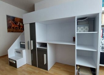 Dětská vyvýšená postel se stolem, skříní a schody- TOP stavu - 7