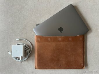 MacBook Pro 13" 2022 M2 / 8GB / 256GB - Vesmírně šedý - 7