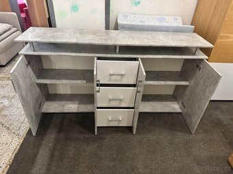 Hezká široká komoda dekor Beton/bílá - 7