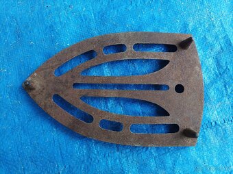 Litinový stojánek pod žehličku II. - 7