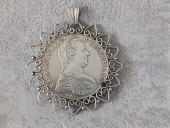 Velká stříbrná mince - tolar Marie Terezie v rámečku, PUNC - 7