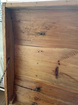 Dřevěná truhla s kováním české výroby - 7