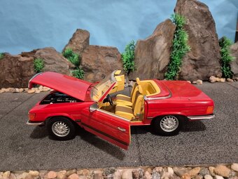 Prodám model 1:18 Mercedes Benz 350 SL - 7