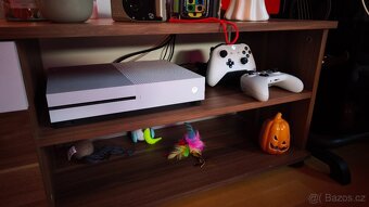 Herní konzole Xbox One S 1T, 2x ovladač, sluchátka, hry - 7
