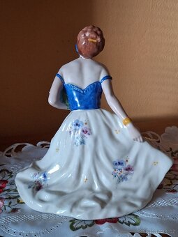 DÁMA S KVĚTINAMI porc.soška ROYAL DUX CHECHOSLOVAKIA. - 7