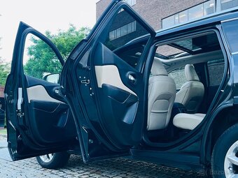 Jeep Cherokee 2.2M-JET 4x4 AUTOMAT LED VYHŘEV SERVISKA TAŽNÉ - 7