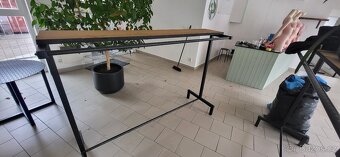 vybavení obchodu- štendry, prodejní pult, vitríny, koše - 7