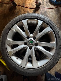 Prodám alu kola r17 original skoda pneu na dojetí  - 7