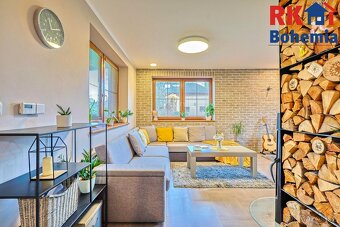 Nabízím Vám k prodeji rodinný dům o dispozici 4+1 s garáží a - 7