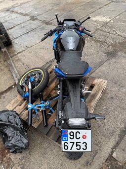 Suzuki GSX 8R, 61kw rv:2024/9 najeto:12tis havarované - 7