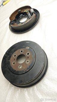 Nissan Navara D40 : Štíty zadních brzd - 7