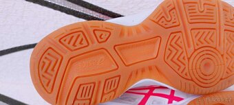 DÍVČÍ SÁLOVÉ BOTASKY - ASICS - vel. 30,5 - 7