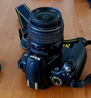 NIKON D5000 - baterie, nabíječka, popruh a objektiv - 7
