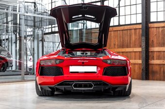 Lamborghini Aventador LP700-4 z roku 2013 - 7