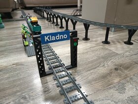 Unikátní železniční průjezd, kompatibilní s LEGO kolejemi.
 - 7