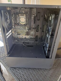 Počítač s základní deskou a procesorem - 7