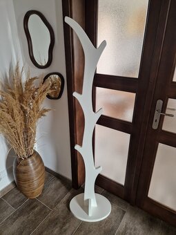 dřevěný designový věšák strom - 7