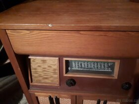 Skříňka s radiopřijímačem RV75 a s gramofónem z let 1939-40 - 7