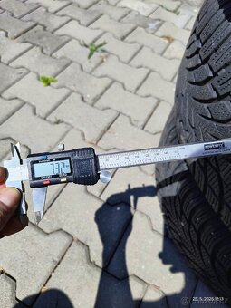 Prodám zimní pneu 235 60 R18 - 7