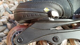 Dětské helmy cca do 10 let a brusle nastavitelné - 7