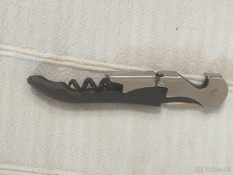 POMŮCKY  PRO  MILOVNÍKY  DOUTNÍKŮ  A  VÍNA - 7