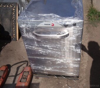 Myčka na nádobí. Výrobník ledu. Barovou myčku.Nařezak.Váha - 7