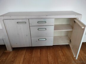 Masivní komoda a 2 noční stolky - 7