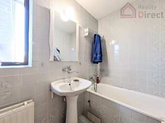 Prostorný rodinný dům 5+1 se zahradou, terasou a bazénem – D - 7