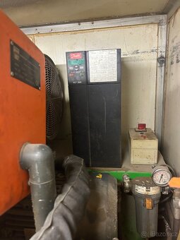 Stroj na střikané izolace PUR pěnu a polyureu. Gama 250h - 7