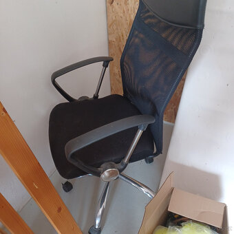 PC stůl (v demontu) a židle stavitelná - 7