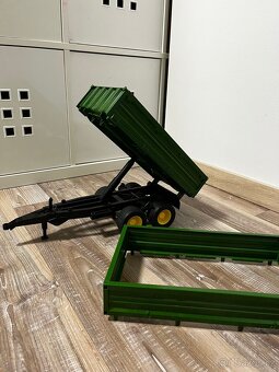 BRUDER Traktor John Deer s nakladačem a přívěsem - 7