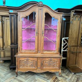 Vitrína zámecká chippendale dubová, 4 dv. , látka - 7