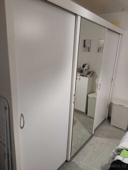 Prodám bílou třídveřovou skříň s posuvnými dveřmi a zrcadlem - 7