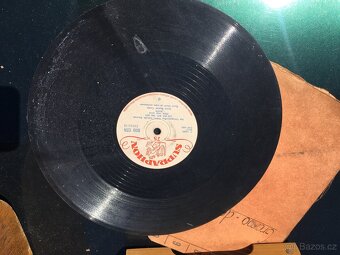 Gramofon r.v. 1956 (chlebnik) + stojan s deskami - 7