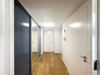 Prodej bytu 1+kk 45 m2 s balkonem, sklepem a garážovým stání - 7