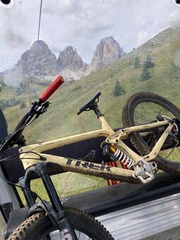TREK REMEDY 9.8, M/L–full karbon, airbrush lak, TOP výbava - 7