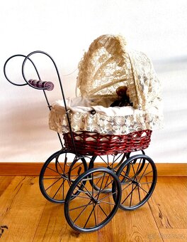 Starý krásný kočárek s panenkou - 7