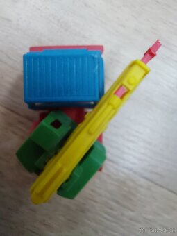 retro plastový autojeřáb,bílý koníček; dekorace soška delfín - 7