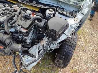Predám havarovanú Toyota Corolla Cross 2.0 benzin+Hev 112 kW - 7