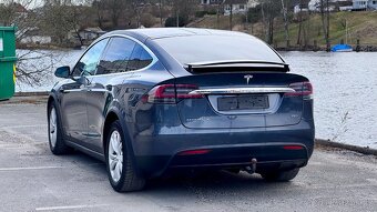 Tesla Model X - 7