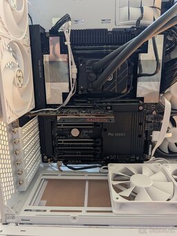Machine learning desktop Threadripper 7970X s 64 vlákny - 7