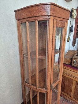 Koloniální starožitná prosklená vitrína z masivního dřeva - 7