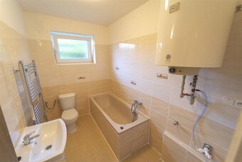 Pěčice, prodej rodinného domu 206 m2 (3 byty, sklady 2700 m2 - 7