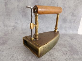 Stará zachovalá mosazna žehlička č.7 (vzadu značeni 7) - 7